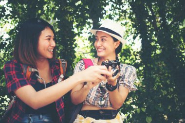 İki kadın şehirde yürüdükten sonra şubede otururken iyi vakit geçiriyor..