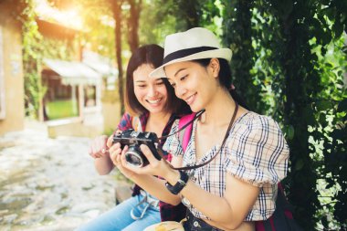 İki kadın şehirde yürüdükten sonra şubede otururken iyi vakit geçiriyor..