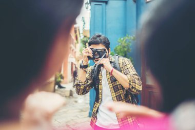 Genç adam arkadaşlarıyla şehirde seyahat ederken selfie çekiyor..