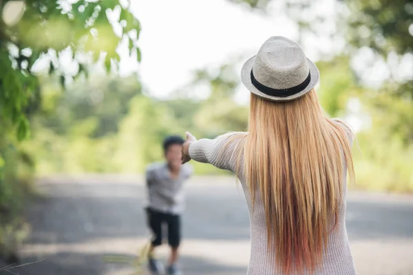 Šťastný Rodinný Koncept Zadek Matky Hrát Svým Malým Synem Parku — Stock fotografie