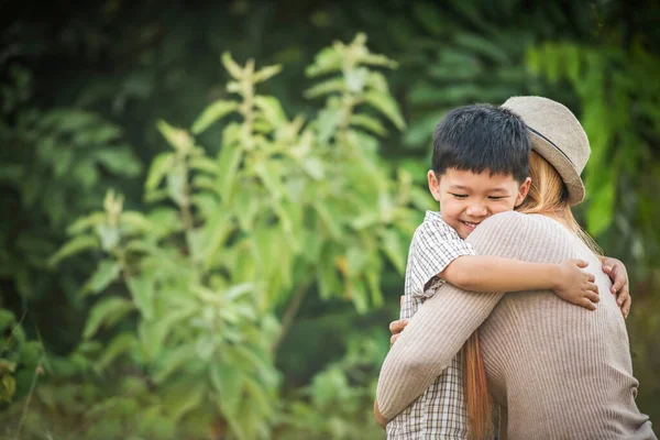 Portrait Mère Fils Heureux Câlins Ensemble Dans Parc Concept Famille — Photo