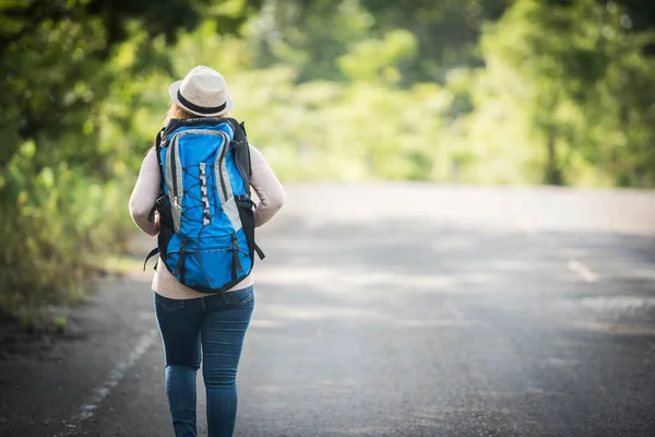 Achter Van Jonge Vrouw Backpacker Wandelen Bospad Het Bekijken Van — Stockfoto