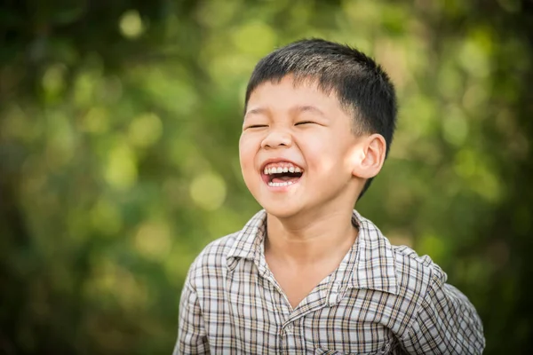 Retrato Menino Feliz Rindo Enquanto Ele Joga Parque — Fotografia de Stock