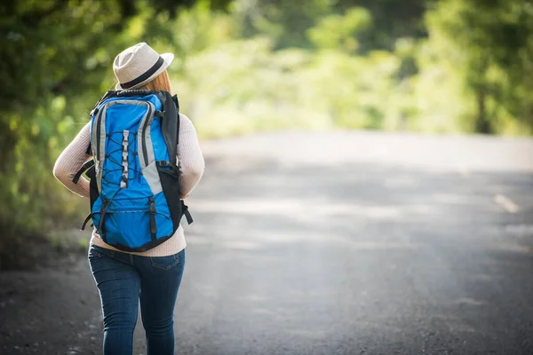 Achter Van Jonge Vrouw Backpacker Wandelen Bospad Het Bekijken Van — Stockfoto