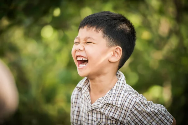 Πορτρέτο Του Ευτυχισμένου Μικρού Αγοριού Που Γελάει Ενώ Παίζει Στο — Φωτογραφία Αρχείου