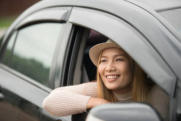 Attraktive Junge Frau Sitzt Auto Und Öffnet Das Fenster Und — Stockfoto