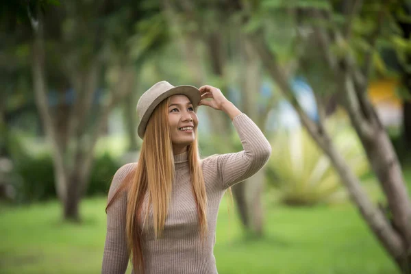 Attraktive Junge Frau Genießt Ihre Zeit Draußen Park Mit Naturpark — Stockfoto