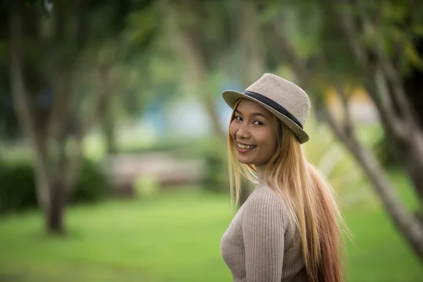 Aantrekkelijke Jonge Vrouw Genieten Van Haar Tijd Buiten Het Park — Stockfoto