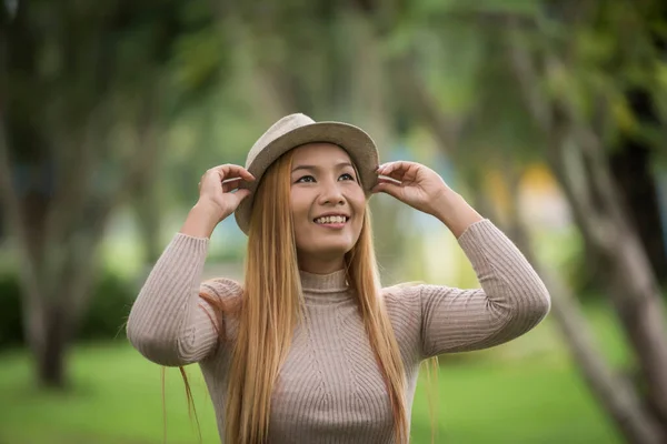 Atraktivní Mladá Žena Těší Její Čas Venku Parku Přírodním Parkem — Stock fotografie