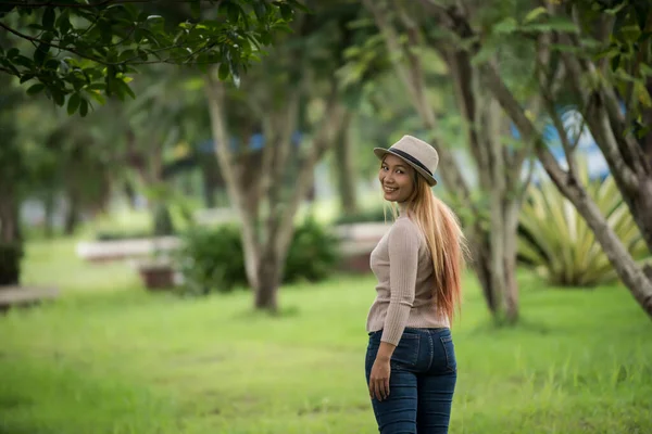 Attraktive Junge Frau Genießt Ihre Zeit Draußen Park Mit Naturpark — Stockfoto