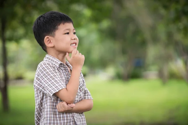 Retrato Lindo Pequeño Asiático Chico Mano Bajo Barbilla Pensamiento Mientras —  Fotos de Stock