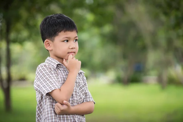 Retrato Lindo Pequeño Asiático Chico Mano Bajo Barbilla Pensamiento Mientras —  Fotos de Stock