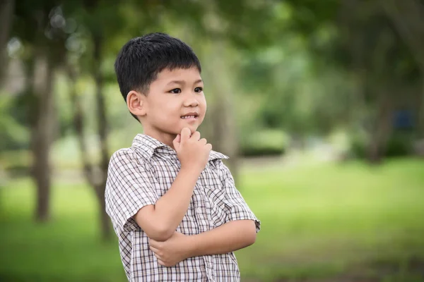 Küçük Asyalı Bir Çocuğun Portresi Çenesinin Altında Bulanık Arka Planda — Stok fotoğraf
