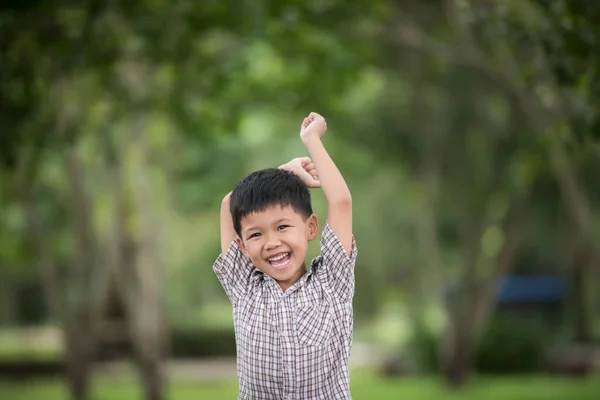 Pequeño Niño Lindo Disfrutando Levantando Las Manos Con Naturaleza Sobre —  Fotos de Stock