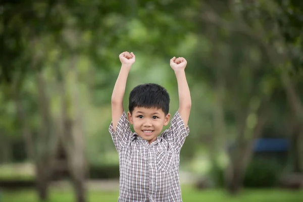 Pequeño Niño Lindo Disfrutando Levantando Las Manos Con Naturaleza Sobre —  Fotos de Stock