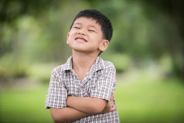 Retrato Lindo Niño Pie Con Los Brazos Cruzados Mirando Cámara —  Fotos de Stock