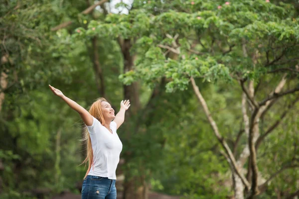 Junge Glückliche Frau Mit Erhobenem Rucksack Genießt Die Natur Reisekonzept — Stockfoto