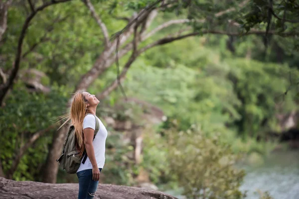 Joven Turista Con Mochila Disfruta Naturaleza Pie Cima Montaña —  Fotos de Stock