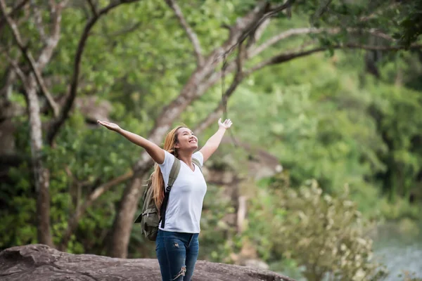 Giovane Donna Felice Con Zaino Alzando Mano Godere Con Natura — Foto Stock