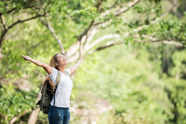 Giovane Donna Felice Con Zaino Alzando Mano Godere Con Natura — Foto Stock