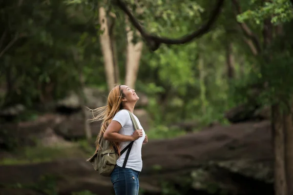 Sırt Çantalı Genç Turist Kadın Dağın Tepesinde Durarak Doğanın Tadını — Stok fotoğraf