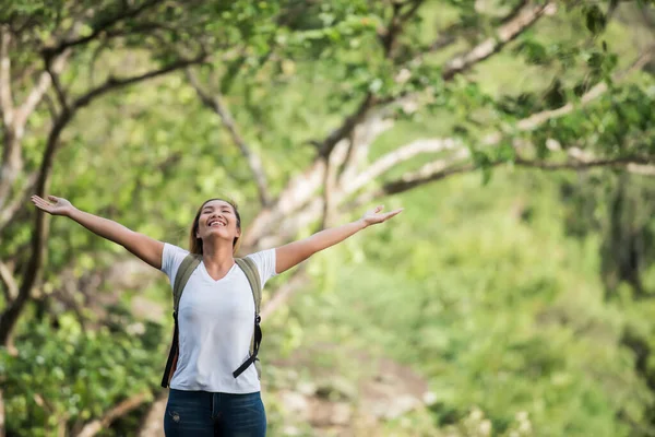 Giovane Donna Felice Con Zaino Alzando Mano Godere Con Natura — Foto Stock