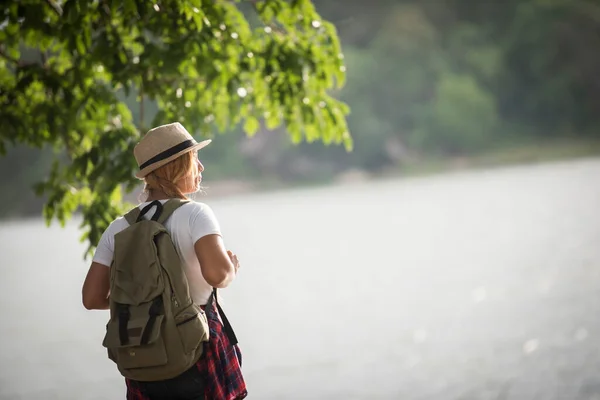 Jonge Gelukkige Vrouw Met Rugzak Die Naar Rivier Kijkt Vrouwenreisconcept — Stockfoto