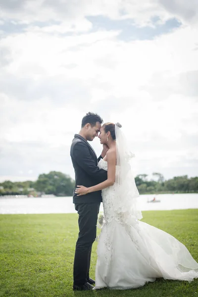 Feliz Casal Sorridente Casamento Noiva Bonita Noivo Bonito Lindo Postagem — Fotografia de Stock