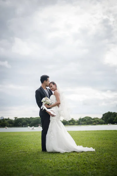 Düğünde Gülümseyen Mutlu Bir Çift Güzel Gelin Yakışıklı Damat Doğada — Stok fotoğraf