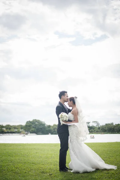 Felice Coppia Sorridente Matrimonio Bella Sposa Bello Sposo Splendida Distacco — Foto Stock