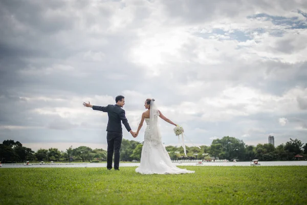 Glücklich Lächelndes Paar Der Hochzeit Hübsche Braut Und Schöner Bräutigam — Stockfoto