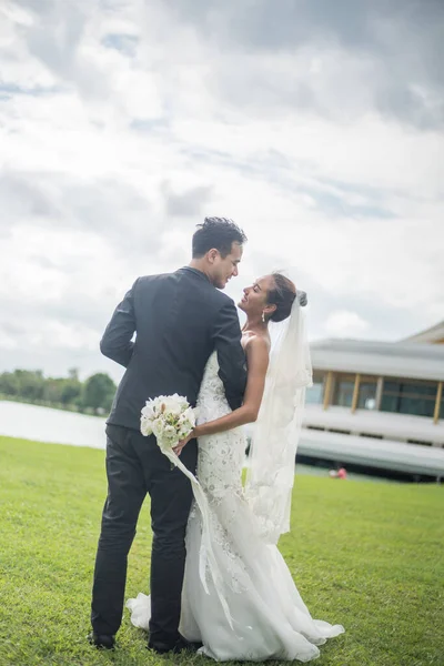 Feliz Casal Sorridente Casamento Noiva Bonita Noivo Bonito Lindo Postagem — Fotografia de Stock