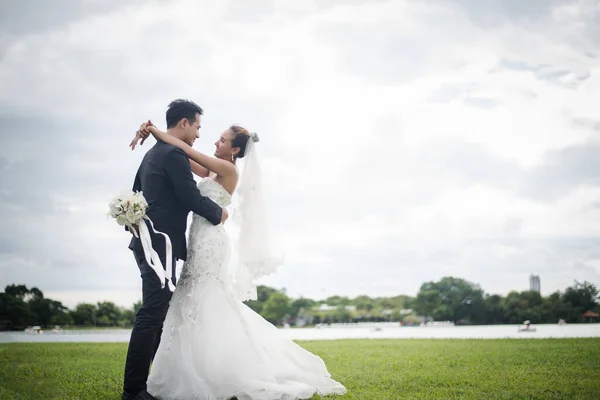 Glücklich Lächelndes Paar Der Hochzeit Hübsche Braut Und Schöner Bräutigam — Stockfoto