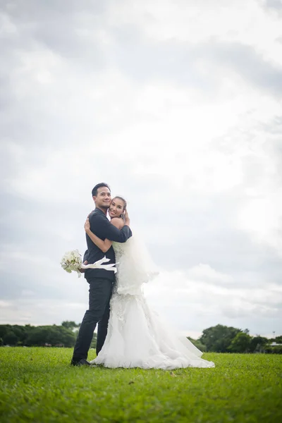 Glücklich Lächelndes Paar Der Hochzeit Hübsche Braut Und Schöner Bräutigam — Stockfoto