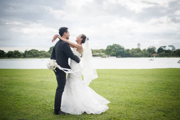 Düğünde Gülümseyen Mutlu Bir Çift Güzel Gelin Yakışıklı Damat Doğada — Stok fotoğraf