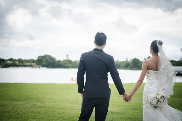 Feliz Casal Sorridente Casamento Noiva Bonita Noivo Bonito Lindo Postagem — Fotografia de Stock