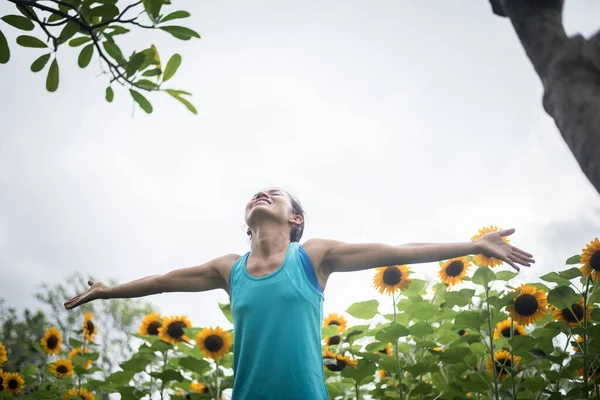 Bella Donna Con Alzare Mani Campo Girasoli Estate Concetto Vita — Foto Stock