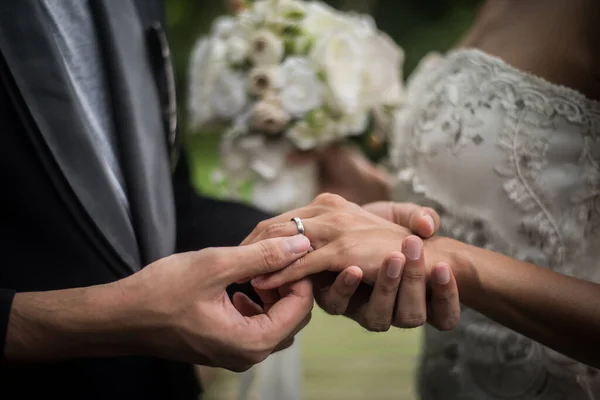 Großaufnahme Des Bräutigams Trägt Die Ringbraut Hochzeitstag Liebe Glücklich Heiraten — Stockfoto