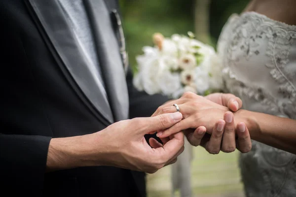Närbild Brudgummen Bär Ring Bruden Bröllopsdagen Kärlek Lyckligt Gift Koncept — Stockfoto