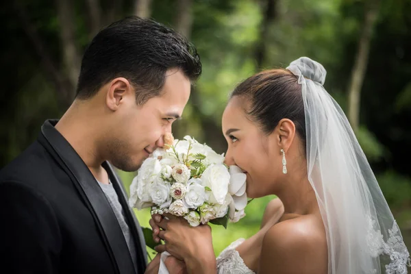 Porträt Der Liebe Hochzeitstag Bräutigam Geben Blumen Strauß Seine Braut — Stockfoto