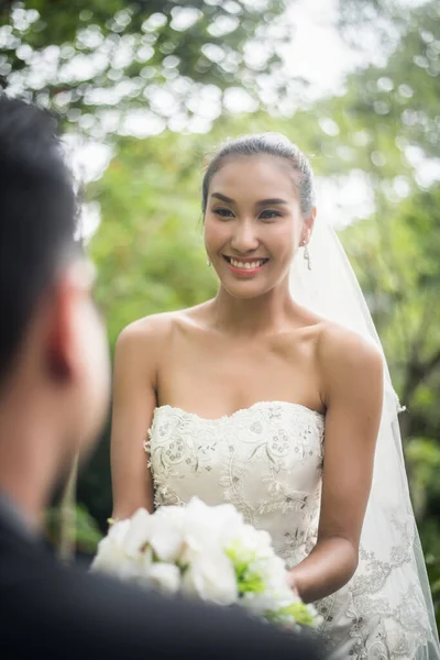 Aşk portresi. Damat geline çiçek buketi ver..