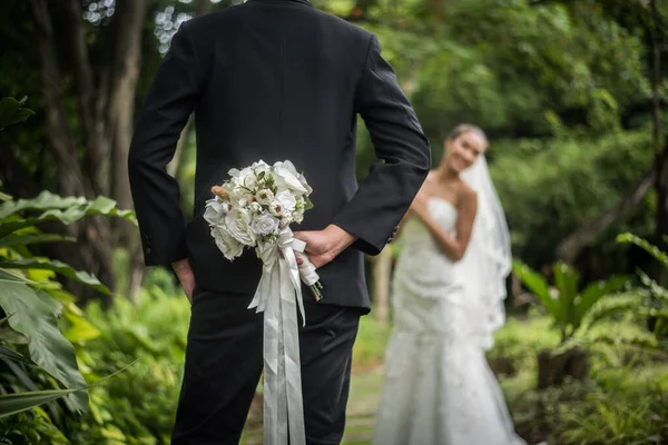 Portrait Marié Cachant Bouquet Fleurs Derrière Son Dos Pour Surprendre — Photo