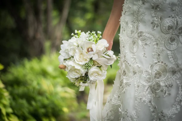 花嫁の手で結婚式のブライダル花束のクローズアップ — ストック写真