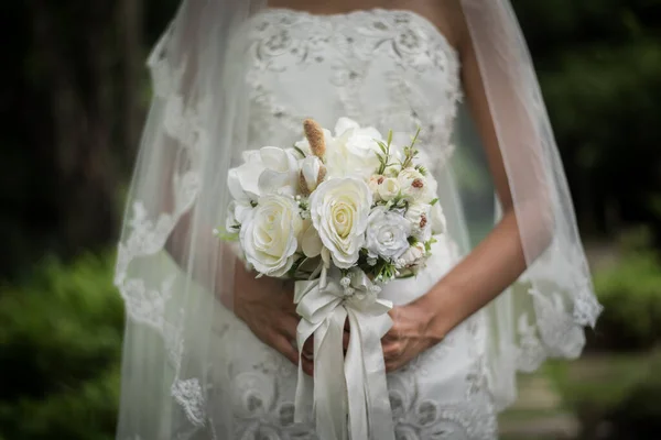 Närbild Brud Med Bröllop Brudblomma Händerna — Stockfoto