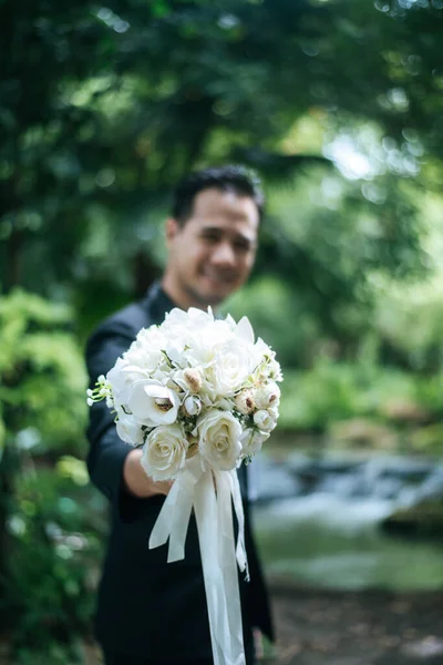 花嫁のための新郎の手の中に美しい花束 — ストック写真