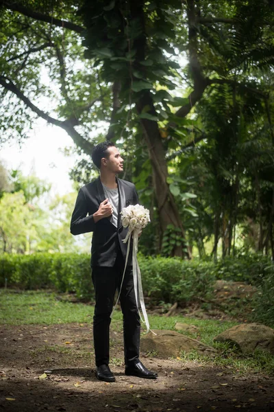 Bellissimo Bouquet Nelle Mani Dello Sposo Sposa — Foto Stock