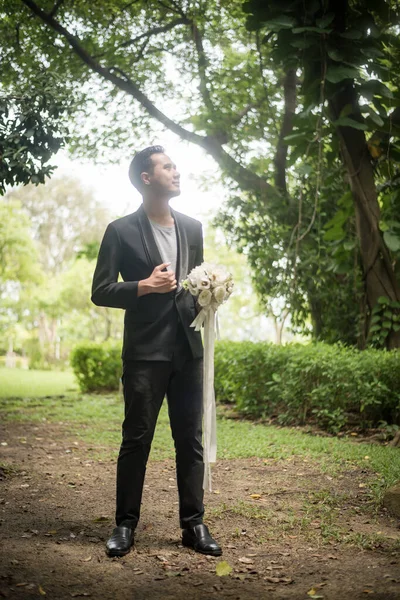 Bellissimo Bouquet Nelle Mani Dello Sposo Sposa — Foto Stock