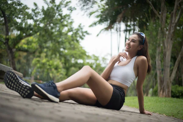 Wanita Cantik Yang Cantik Duduk Taman Setelah Jogging Konsep Kesehatan — Stok Foto