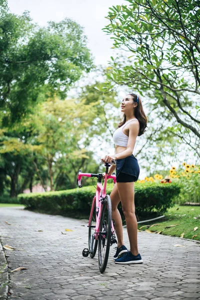 Portrait Jeune Belle Femme Avec Vélo Rose Dans Parc Femme — Photo