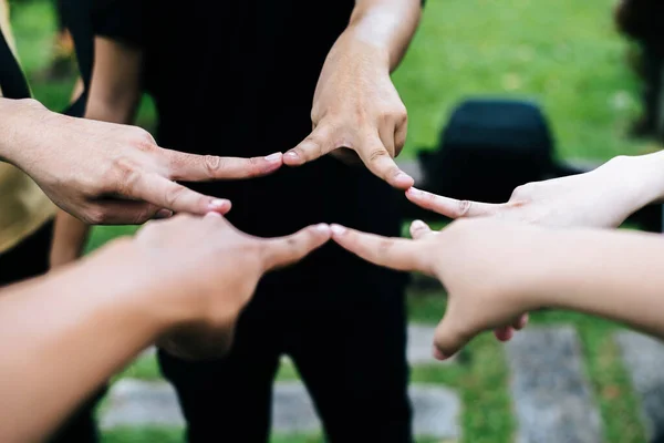 Las Mujeres Los Hombres Amigos Hacen Forma Estrella Los Dedos — Foto de Stock